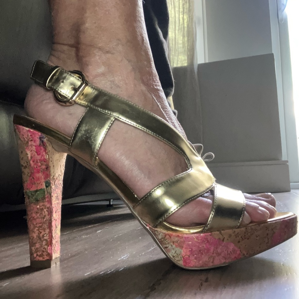 BCBGeneration Metallic Gold Pink Graffiti Leather Platform heels 7.5